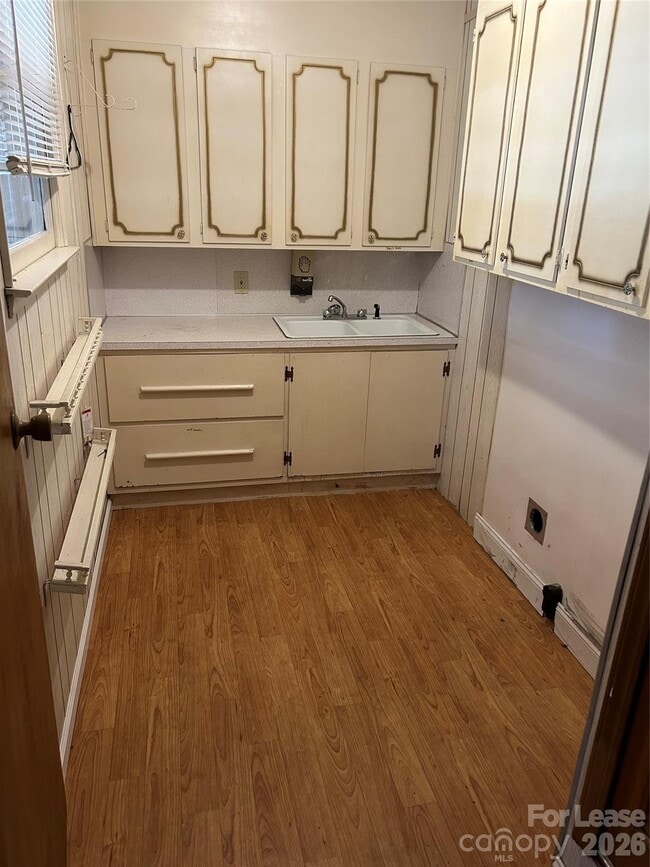 Building Photo - 724 Oakdale Dr