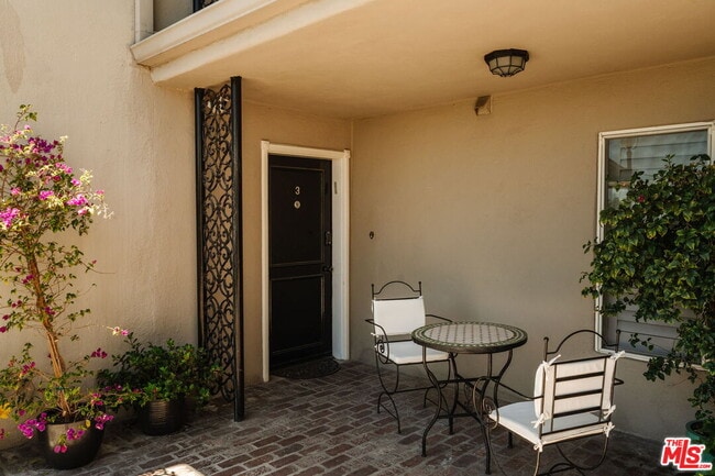 Building Photo - 1219 Sunset Plaza Dr