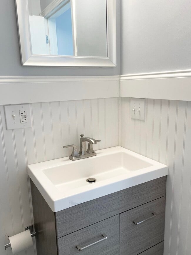 Building Photo - 1311 Hanover St