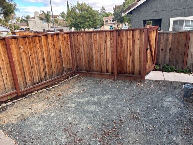 Building Photo - Terrific detached 2/2 Unit with full Priva...