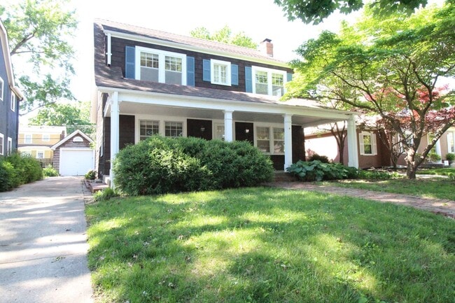 Building Photo - October FREE On This 3 Bedroom 1.5 Bath Ho...