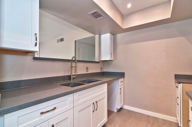 Building Photo - 616 S Hardy Dr