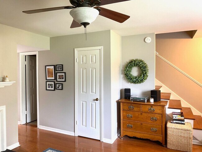 Building Photo - 2 Bed, 1.5 Bathroom Townhome with 2 Vehicle Carport