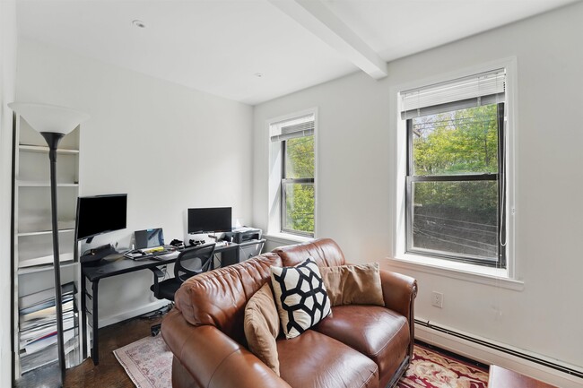 Building Photo - 242 6th St