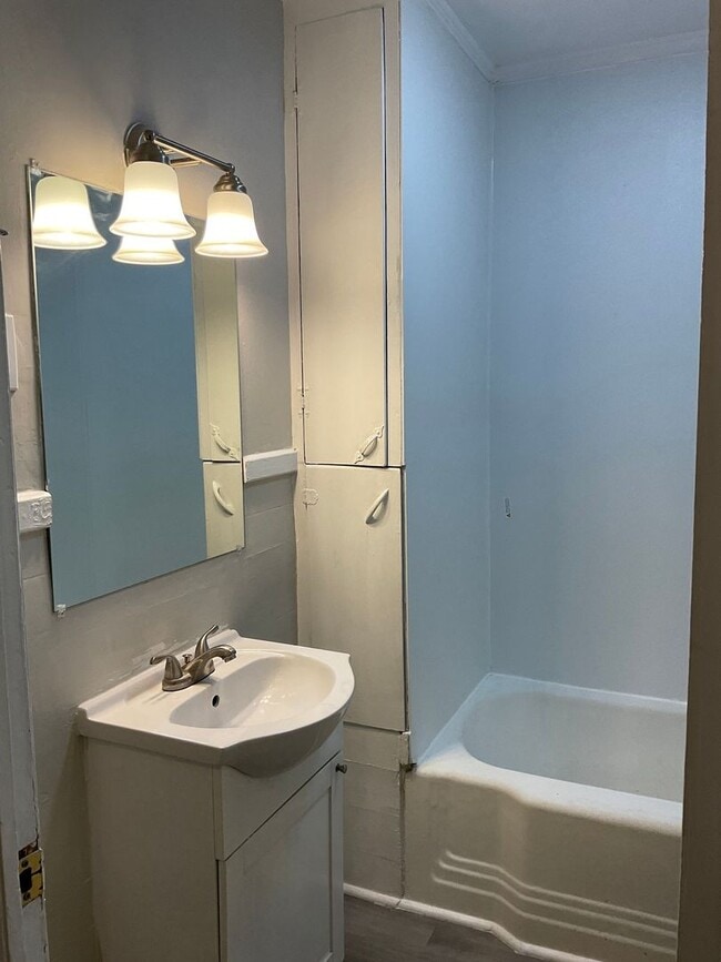 Building Photo - You will love this 2 bedroom/1 bath home in Gastonia.