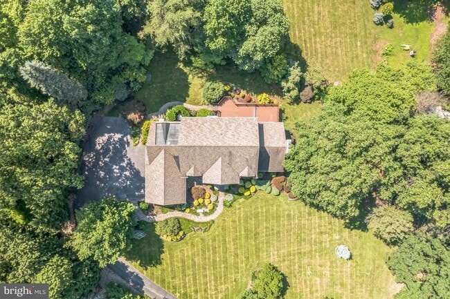 Building Photo - For Rent! Large 5-Bedroom, 3.5-Bath Home with Scenic Views