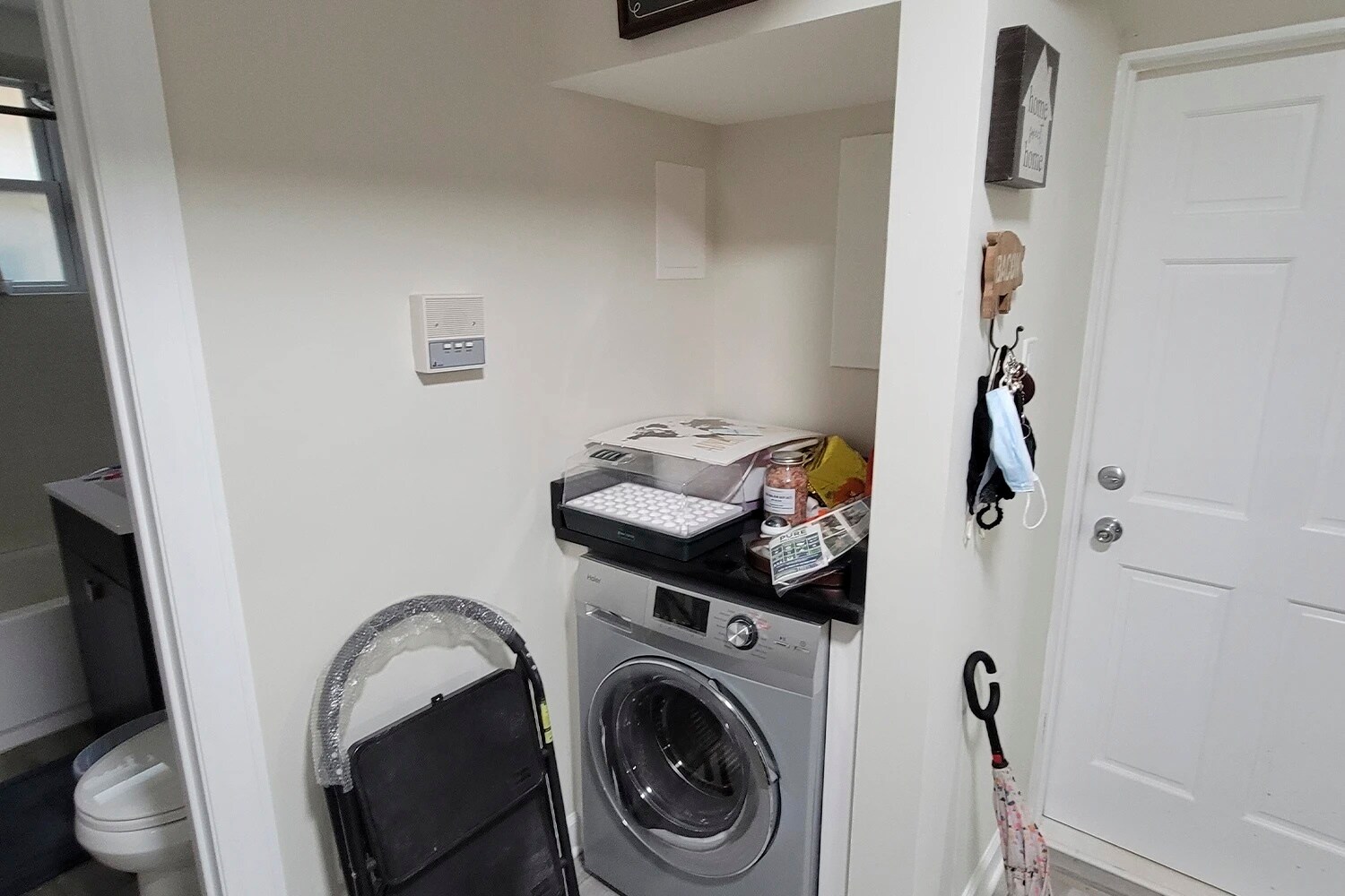 Building Photo - 727 W Roscoe St