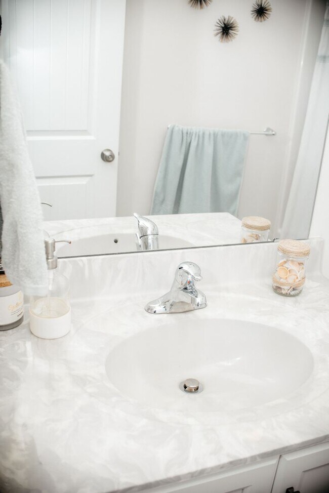 Building Photo - 220 Callie Dr