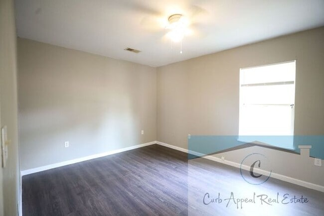 Building Photo - Recently renovated 2 bed 1 bath apartment ...