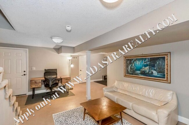 Building Photo - Inviting 3 Bedroom Close to Everything-Available in MAY!!