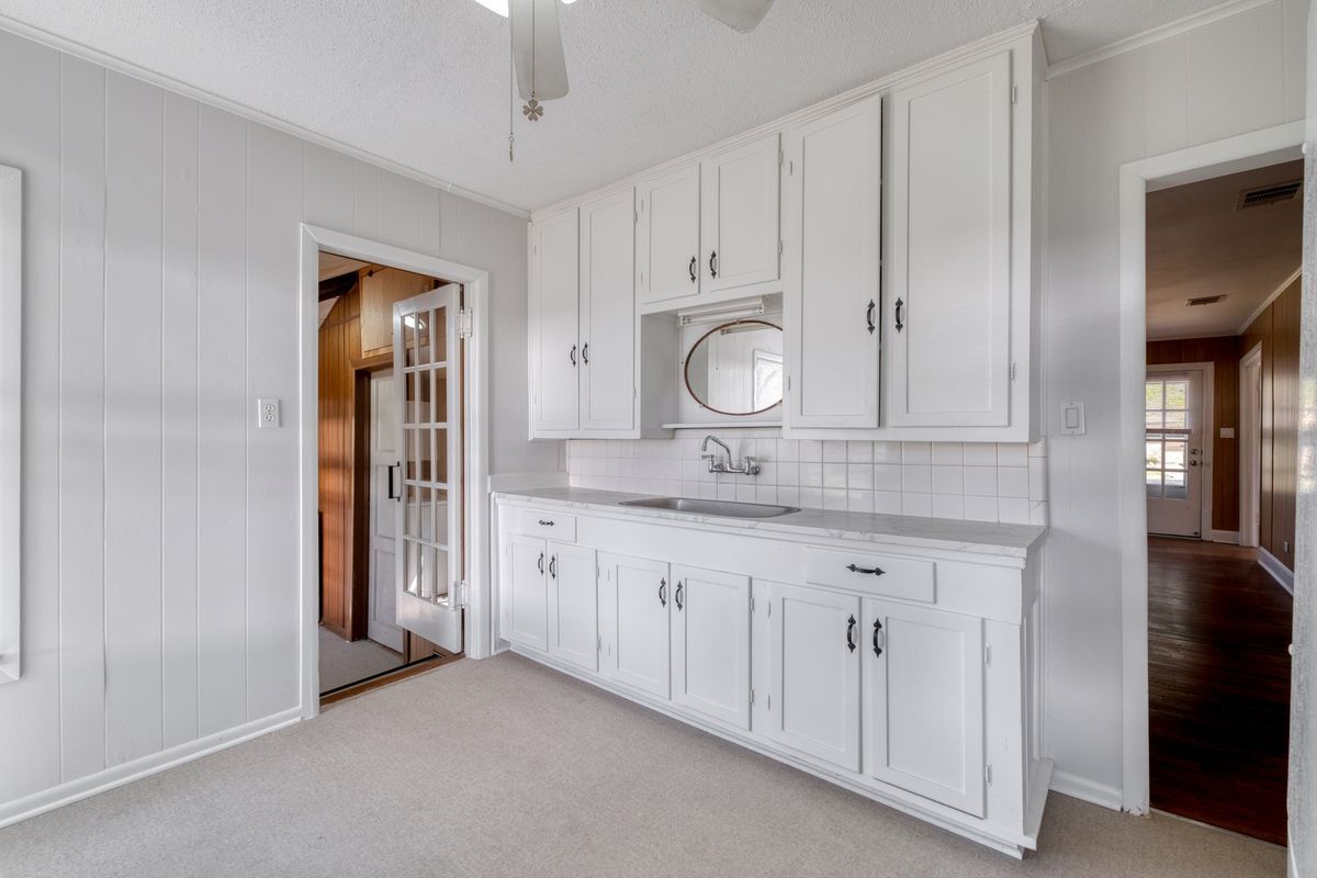 Building Photo - 710 N Ave H