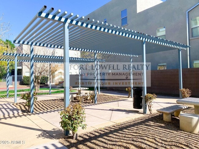 Building Photo - 615 E Portland St