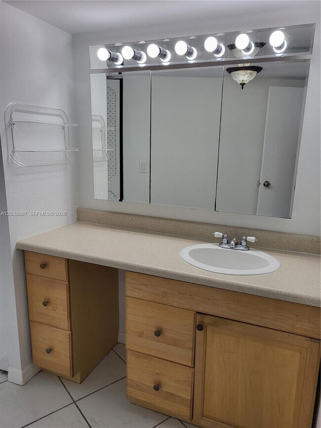 Building Photo - 3401 N Country Club Dr
