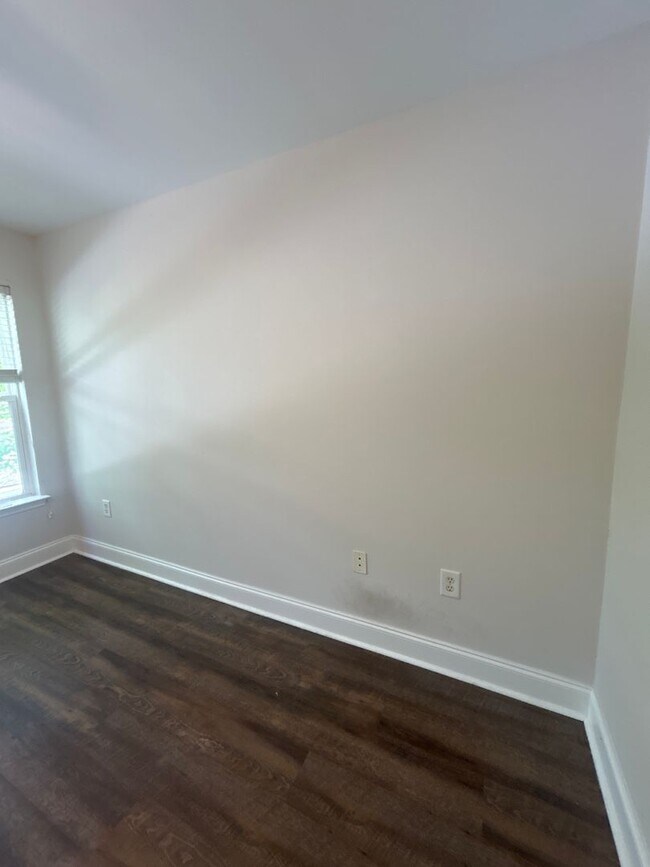 Building Photo - Three Bedroom Townhouse Available!