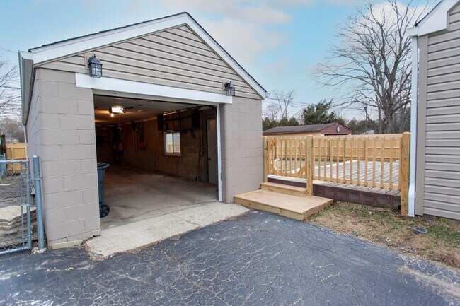 Building Photo - 2295 Shrewsbury Rd