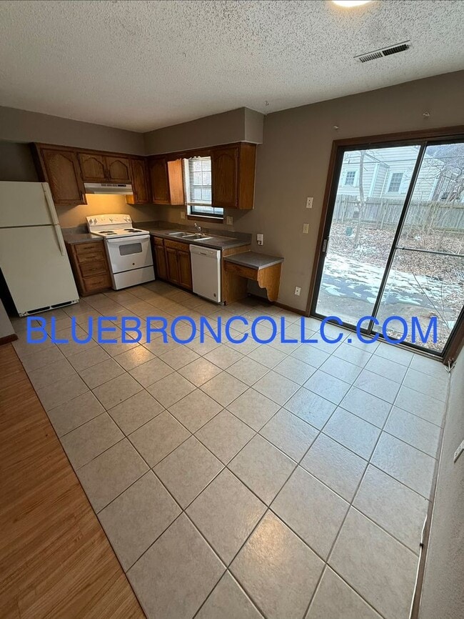 Building Photo - great price for a 2 bedroom townhome, easy access to highway.