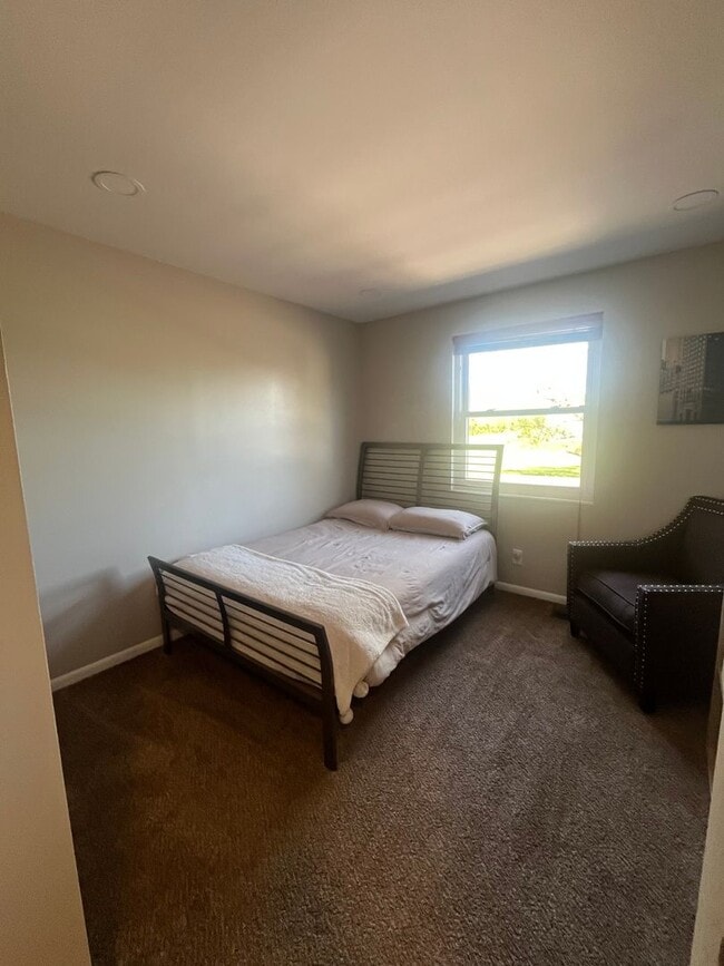 Building Photo - 3 bedroom Condo - Includes resident only c...