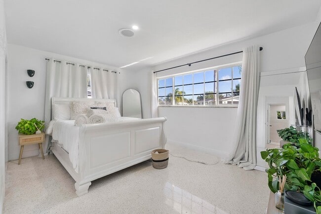 Building Photo - 101 SE 13th St