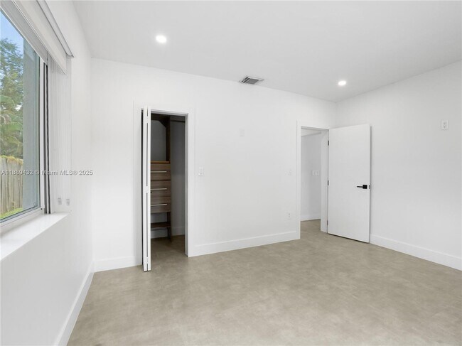 Building Photo - 6436 SW 11th St