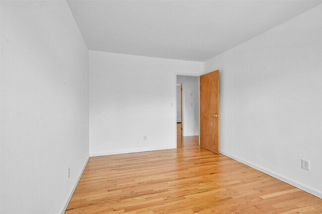 Building Photo - 237 Gainsborg Ave E