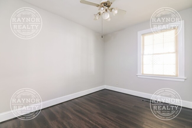 Building Photo - Spacious 3 Bedroom 2 Bathroom house on Qui...