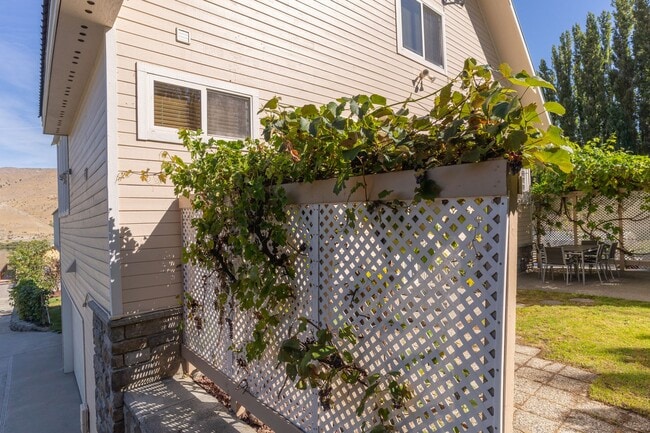 Building Photo - Luxurious Fully Furnished 3-Bedroom, 4-Bat...