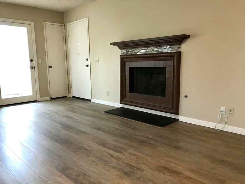 Fireplace in the living room - 4800 Sawyer Ave