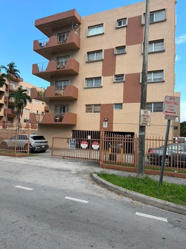 Building Photo - 1630 W 46th St