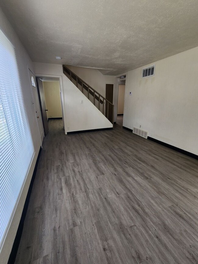 Building Photo - 4 Bedroom Clean House For Rent