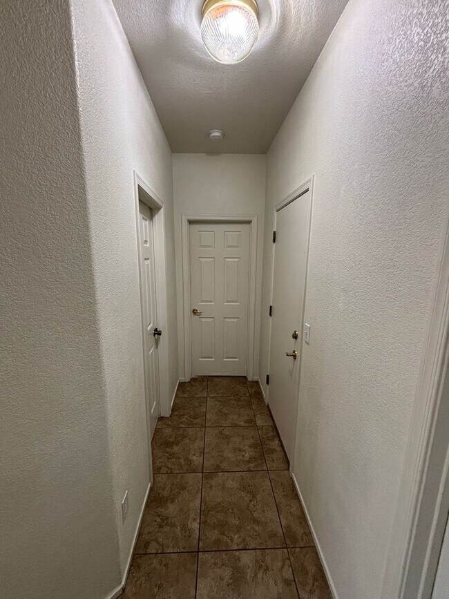 Building Photo - Seven Hills Single-Story 3 Bed 2 Bath Scenic Greenbelt Views
