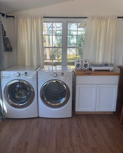 Building Photo - 44 W River Dr