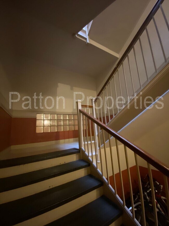 Building Photo - Five Points/ Wales Garden Condo