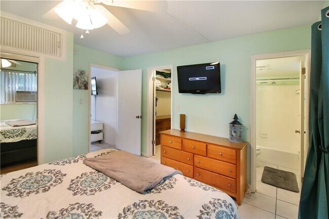 Building Photo - 3230 NE 13th St