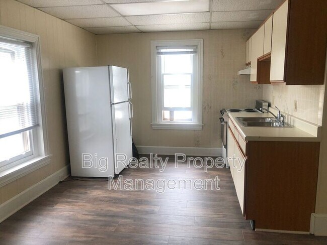 Building Photo - 70 N Main St