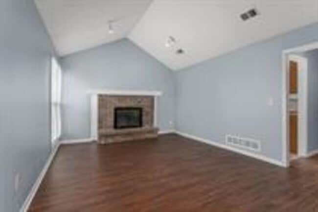 Building Photo - 402 NE Independence Ave