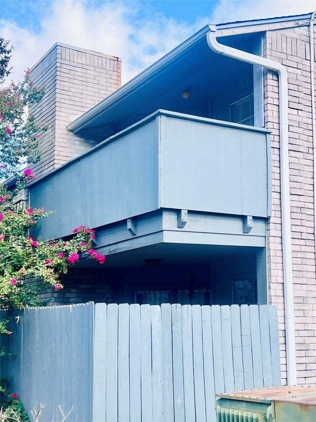 Building Photo - 9797 Leawood Blvd