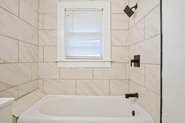 Building Photo - 1524 NE 8th St