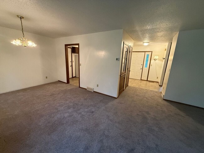 Building Photo - Three Bedroom - Two Bathroom Rambler in Bu...