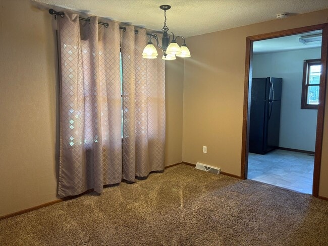 Building Photo - Beautiful 3 bedroom 2 bathroom