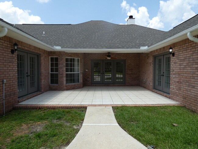 Building Photo - Spacious 4-Bedroom Pool Home