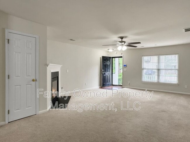 Building Photo - 8753 Red Oak Dr
