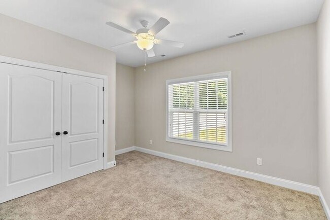 Building Photo - 5 Bedroom 3 Bath Home
