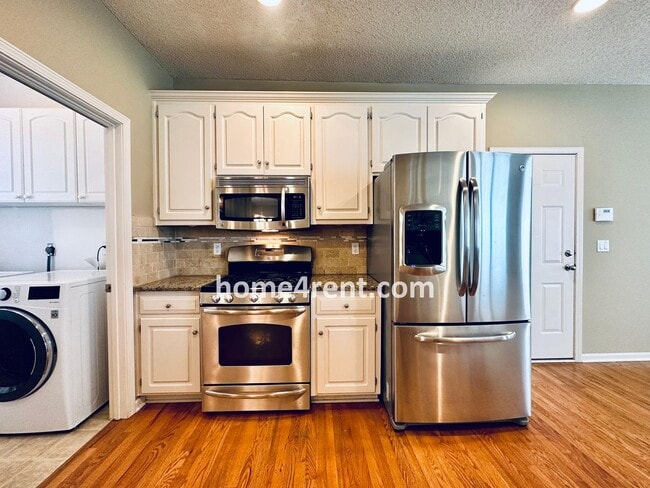 Building Photo - Fantastic South Overland Park Home in Blue...