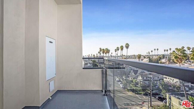 Building Photo - 846 S Mariposa Ave
