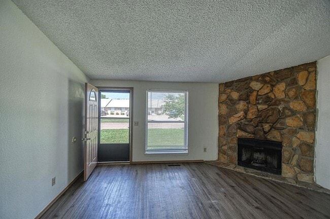 Building Photo - 2264 Donna Dr