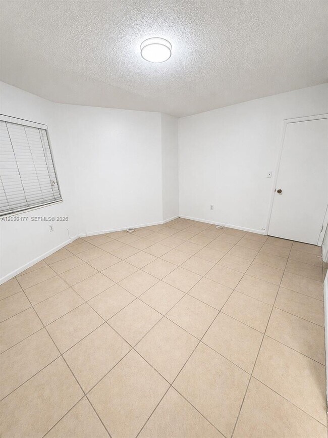 Building Photo - 1601 NE Miami Gardens Dr