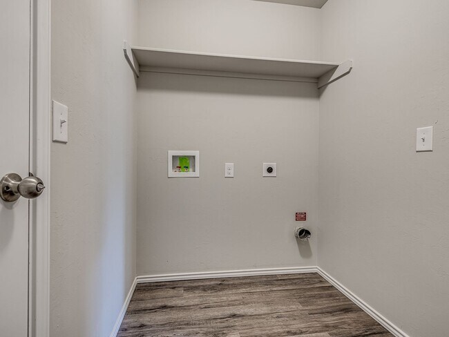 Building Photo - 629 W Lola Dr