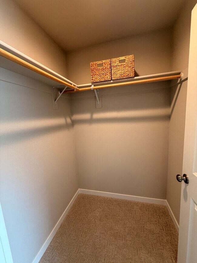 Building Photo - Model home! 4-bed 3-Bath Home on Moon MTN!