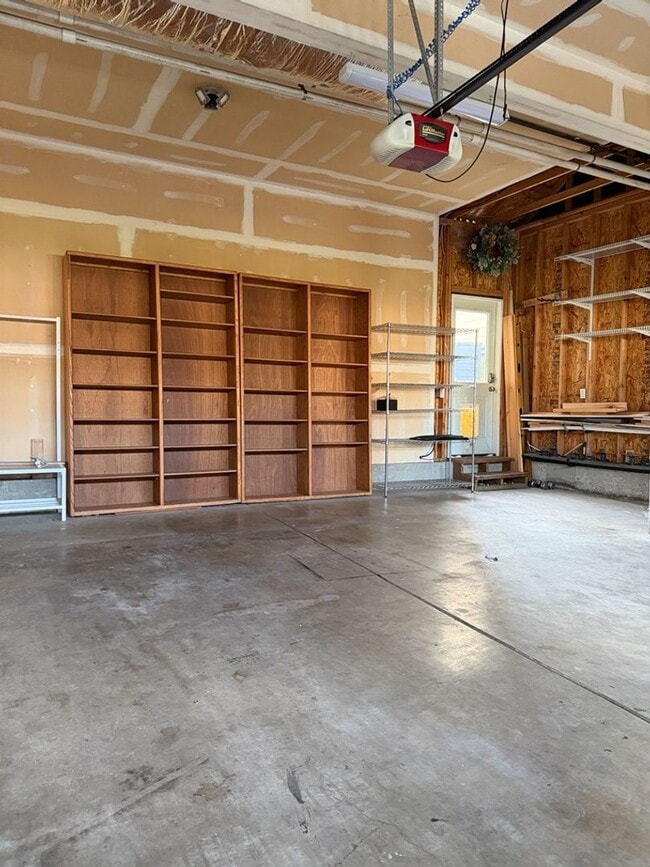 Building Photo - Spacious 3 Bed/2.5 Bath Federal Way Home.