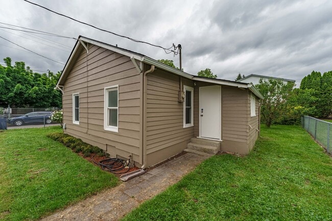 Building Photo - 2 Bedroom 1 Bath SIngle Family Home With L...
